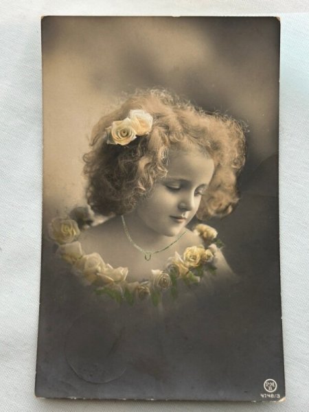 画像1: Postcard    アンティークポストカード　薔薇の花と女の子　ドイツ　写真 (1)