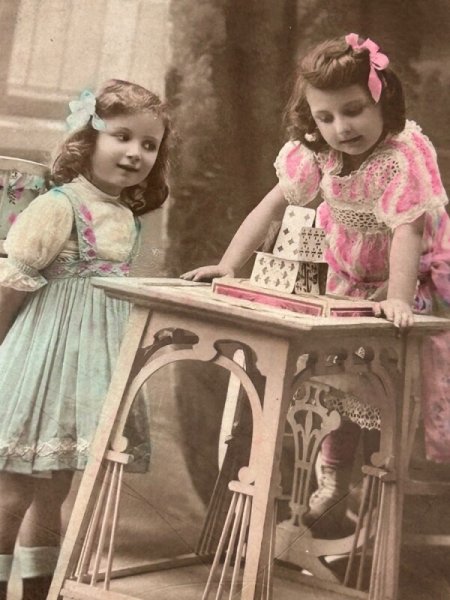 画像2: Postcard    アンティークポストカード トランプタワーを作る女の子 フランス 写真 (2)