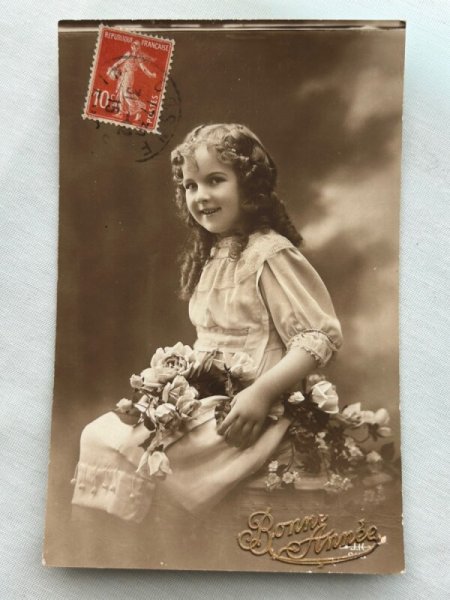 画像1: Postcard    アンティークポストカード　薔薇のお花と女の子　フランス1915年 (1)