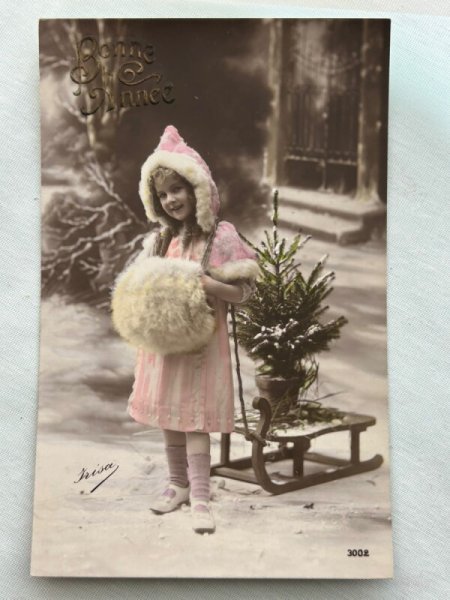 画像1: Postcard    アンティークポストカード　クリスマス　ツリーをソリで運ぶ女の子　マフ　写真 (1)