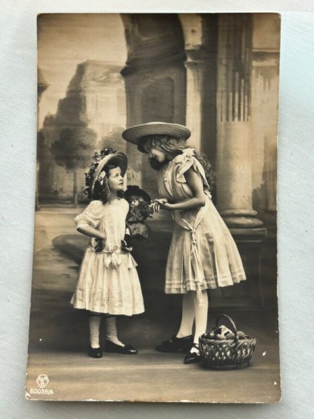 画像1: Postcard    アンティークポストカード　お人形さんと女の子たち　ベルギー　1910年 (1)