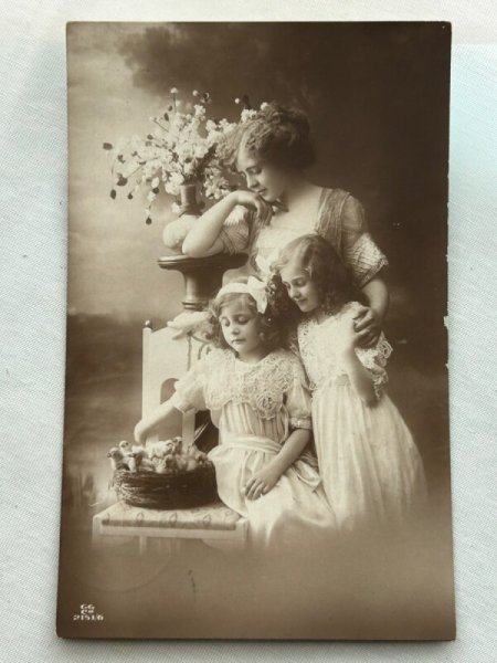 画像1: Postcard    アンティークポストカード　イースター　ヒヨコと母娘たち　写真　オランダ (1)