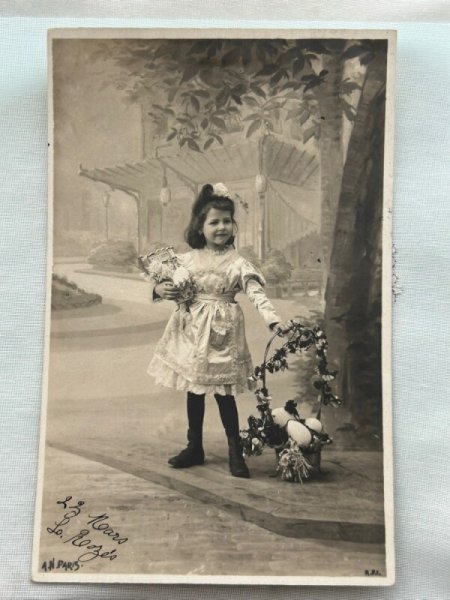 画像1: Postcard    アンティークポストカード　イースター　女の子と卵　パニエ　写真　フランス1903年 (1)