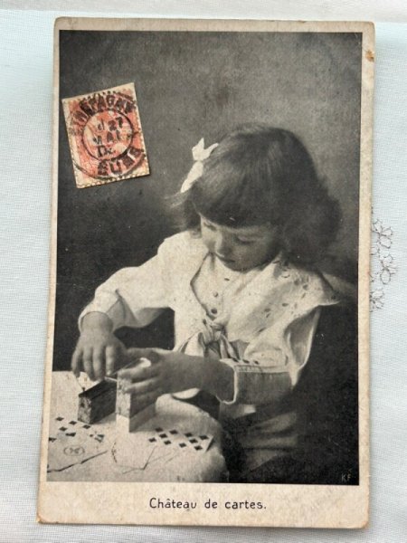 画像1: Postcard    アンティークポストカード　トランプタワーを作る女の子　フランス　 (1)