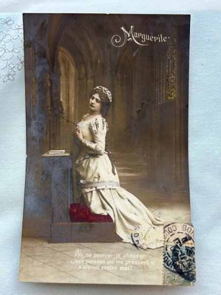 画像1: Postcard  アンティークポストカード　フランス　聖堂の女性　聖書　MARGUERITE　写真 (1)