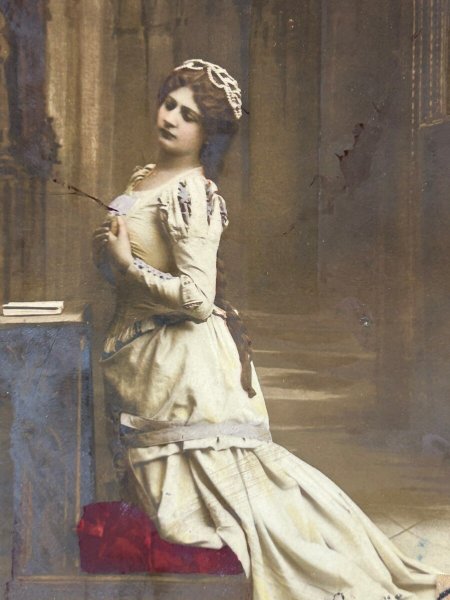 画像2: Postcard  アンティークポストカード　フランス　聖堂の女性　聖書　MARGUERITE　写真 (2)