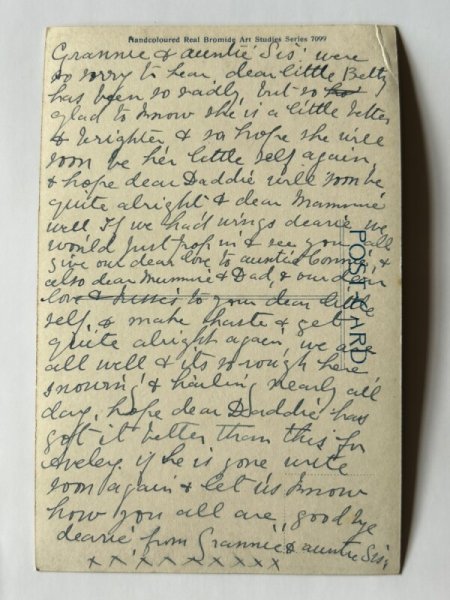 画像3: Postcard    アンティークポストカード ベッドの上の大きな犬と女の子とお人形 病気の看病 写真 (3)