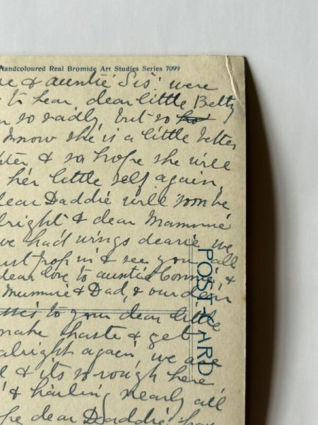 画像2: Postcard    アンティークポストカード ベッドの上の大きな犬と女の子とお人形 病気の看病 写真 (2)