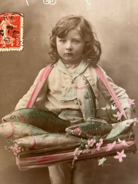 画像2: Postcard    アンティークポストカード　魚を持つ女の子　フランス1909年　ポワソンダブリル　4月の魚 (2)