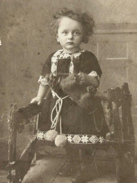 画像2: Vintage carte de visite　アンティーク　ミニ肖像写真　クマのぬいぐるみと小さな女の子　　刺繍　ドイツ (2)