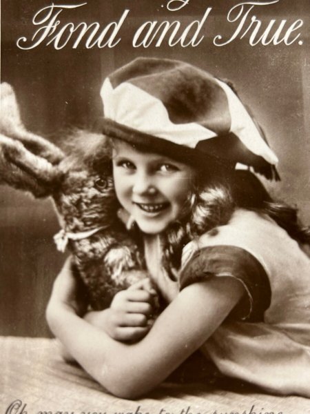 画像2: Postcard    アンティークポストカード ウサギのぬいぐるみと女の子 イギリス1933年 (2)