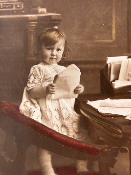 画像2: Postcard    アンティークポストカード 手紙を持つ女の子 フランス1909年 (2)