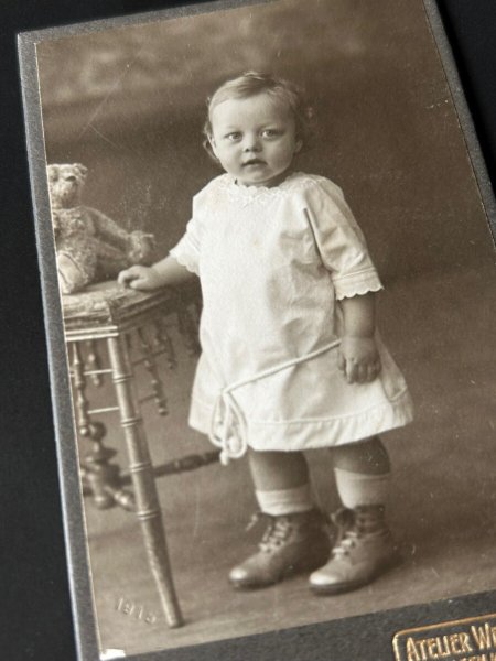 画像2: Vintage carte de visite アンティーク ミニ肖像写真 テディベアと小さな女の子 ドイツ (2)