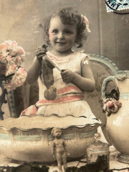 画像2: Postcard    アンティークポストカード　お人形さんを洗う女の子　フランス1906年 (2)