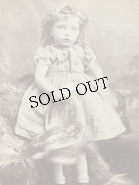 画像2: Vintage Cabinet Card Photo　アンティーク　肖像写真　バスケットを持つ女の子　イギリス　ロンドン（大判写真） (2)