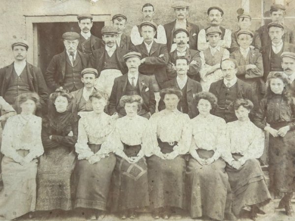 画像3: Vintage Cabinet Card Photo　ビクトリアンフォト　アンティーク　集合写真　工場　Van Heusen factory in Taunton　1906年　イギリス（大判写真） (3)