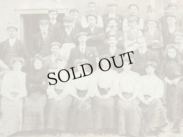 画像3: Vintage Cabinet Card Photo　ビクトリアンフォト　アンティーク　集合写真　工場　Van Heusen factory in Taunton　1906年　イギリス（大判写真） (3)