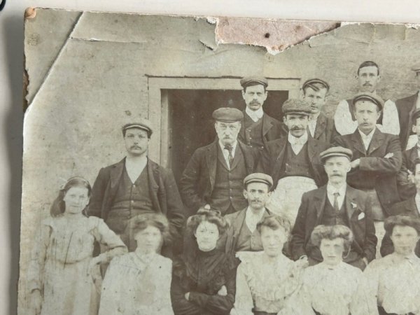 画像2: Vintage Cabinet Card Photo　ビクトリアンフォト　アンティーク　集合写真　工場　Van Heusen factory in Taunton　1906年　イギリス（大判写真） (2)