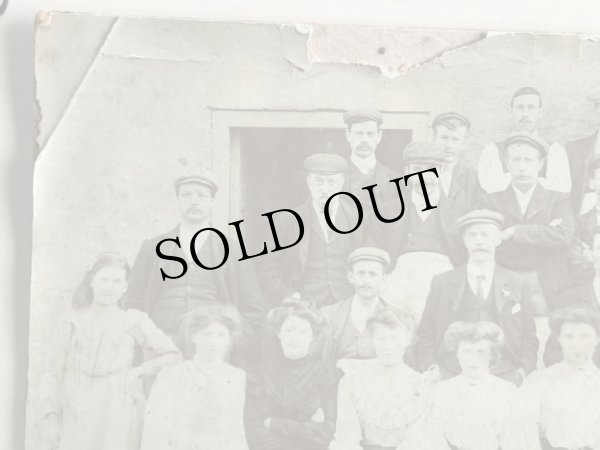 画像2: Vintage Cabinet Card Photo　ビクトリアンフォト　アンティーク　集合写真　工場　Van Heusen factory in Taunton　1906年　イギリス（大判写真） (2)
