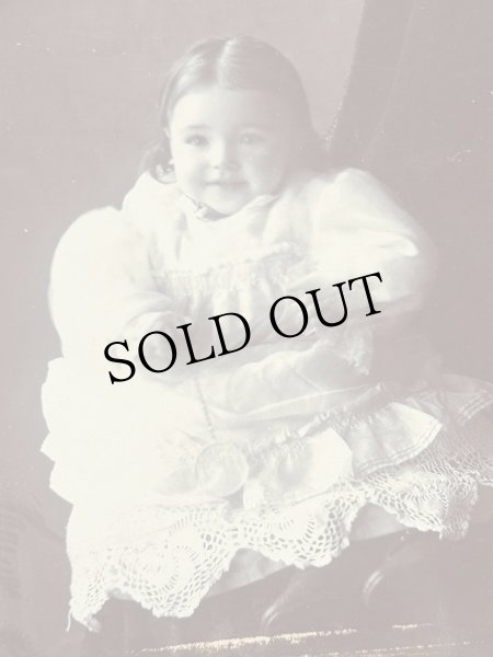画像4: Vintage Cabinet Card Photo　アンティーク　肖像写真　ガラガラおもちゃと小さな女の子　rattle toy（大判写真） (4)