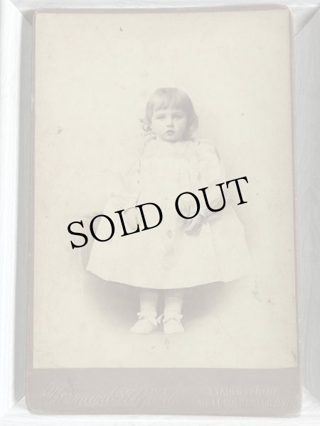 画像1: Vintage Cabinet Card Photo　アンティーク　肖像写真　小さな女の子　イギリス　ロンドン（大判写真） (1)