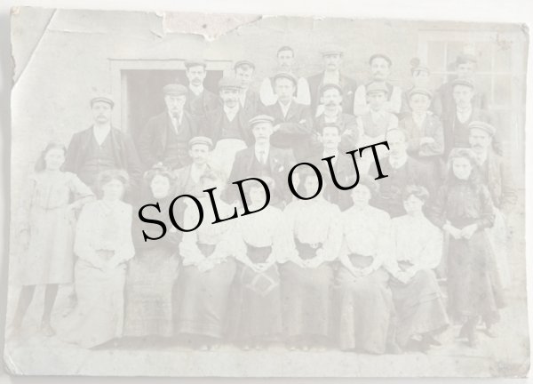 画像1: Vintage Cabinet Card Photo　ビクトリアンフォト　アンティーク　集合写真　工場　Van Heusen factory in Taunton　1906年　イギリス（大判写真） (1)