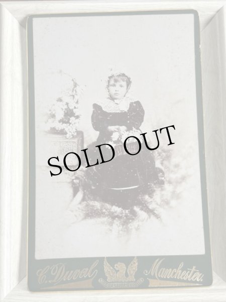 画像1: Vintage Cabinet Card Photo　ビクトリアンフォト　アンティーク　肖像写真　お花かごと女の子（大判写真） (1)