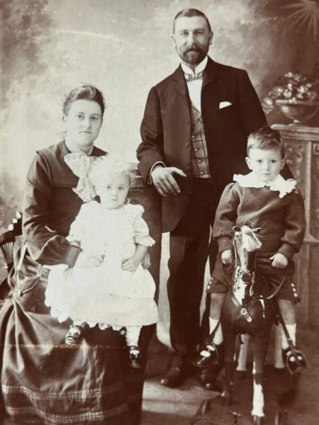 画像2: Vintage Cabinet Card Photo　ビクトリアンフォト　アンティーク　肖像写真　家族　木馬（大判写真） (2)