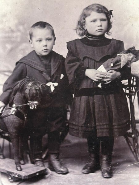 画像2: Vintage Cabinet Card Photo　ビクトリアンフォト　アンティーク　肖像写真　姉弟　人形　木馬（大判写真） (2)