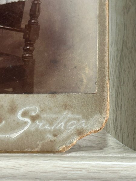 画像2: Vintage Cabinet Card Photo　ビクトリアンフォト　アンティーク　肖像写真　お人形と女の子（大判写真） (2)