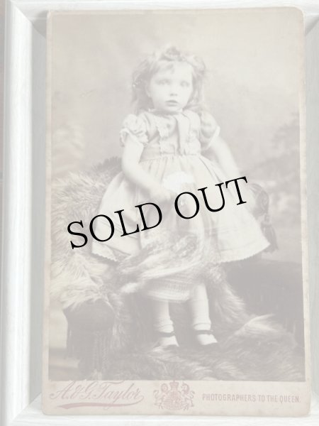 画像1: Vintage Cabinet Card Photo　アンティーク　肖像写真　バスケットを持つ女の子　イギリス　ロンドン（大判写真） (1)