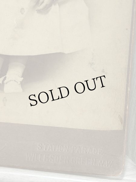 画像2: Vintage Cabinet Card Photo　アンティーク　肖像写真　小さな女の子　イギリス　ロンドン（大判写真） (2)