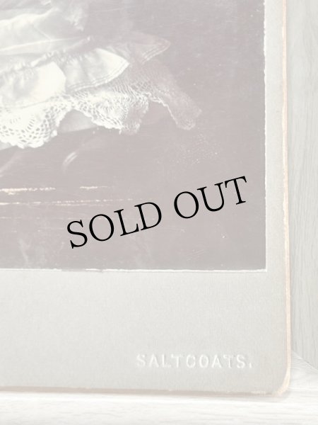 画像2: Vintage Cabinet Card Photo　アンティーク　肖像写真　ガラガラおもちゃと小さな女の子　rattle toy（大判写真） (2)