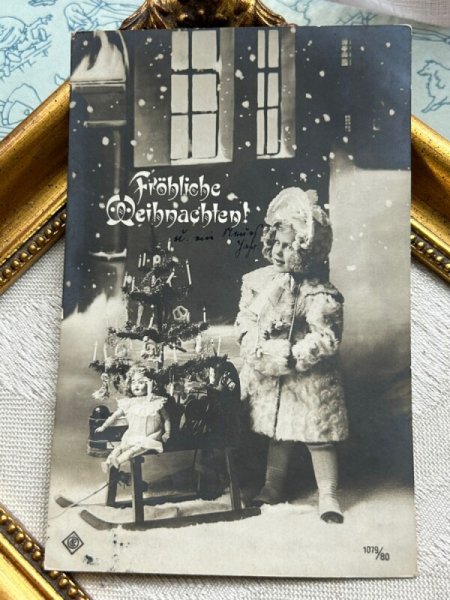 画像2: Postcard　アンティークポストカード　クリスマス　お人形とツリーをソリで運ぶ女の子　写真　ドイツ1908年 (2)