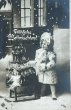 画像1: Postcard　アンティークポストカード　クリスマス　お人形とツリーをソリで運ぶ女の子　写真　ドイツ1908年 (1)