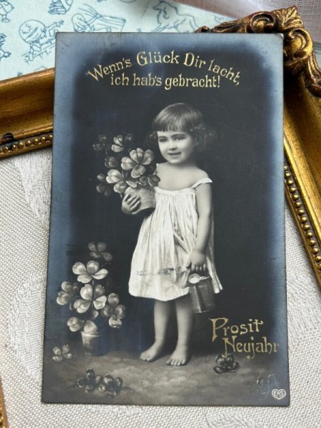 画像2: Postcard　アンティークポストカード　四つ葉クローバーと女の子　写真　ドイツ1908年 (2)