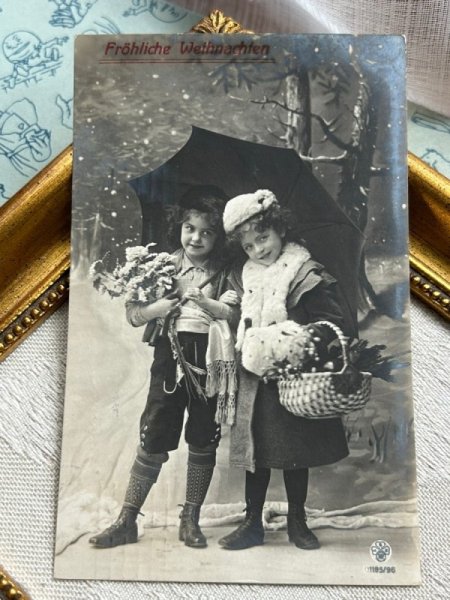 画像2: Postcard　アンティークポストカード　クリスマス　男の子と女の子　傘　写真　ドイツ1908年 (2)