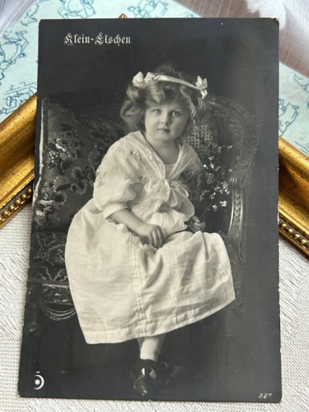 画像2: Postcard　アンティークポストカード　リボンの女の子　写真　ドイツ1909年 (2)