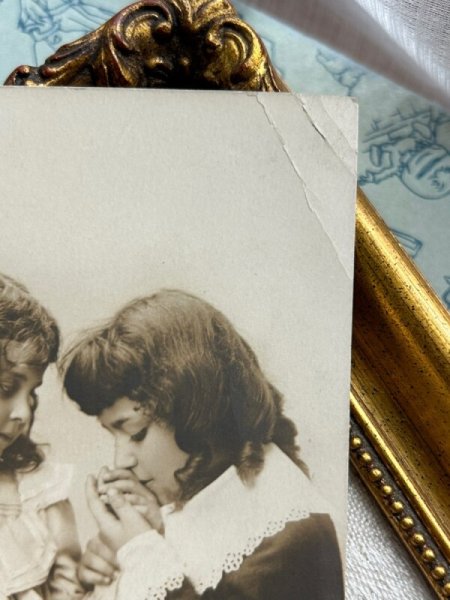 画像4: Postcard　アンティークポストカード　女の子の手にキスをする男の子　写真　ドイツ1907年 (4)