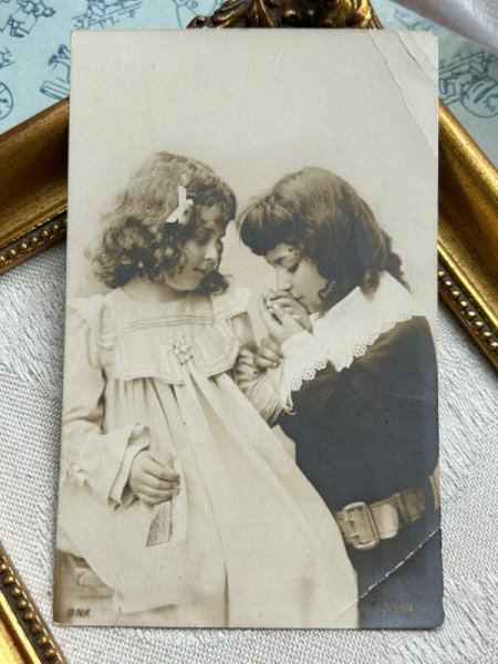 画像2: Postcard　アンティークポストカード　女の子の手にキスをする男の子　写真　ドイツ1907年 (2)