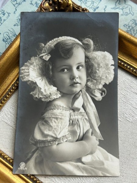 画像2: Postcard　アンティークポストカード　ボンネット帽子の女の子　写真　ドイツ1908年 (2)