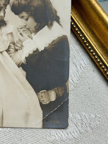 画像3: Postcard　アンティークポストカード　女の子の手にキスをする男の子　写真　ドイツ1907年 (3)
