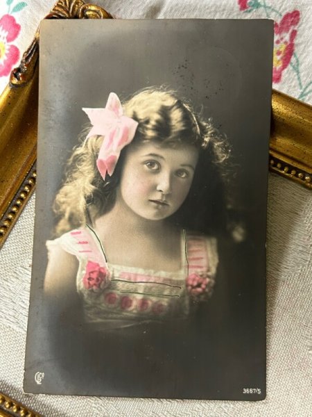 画像2: Postcard　アンティークポストカード　ピンク色のリボンの女の子　写真　ドイツ1912年 (2)