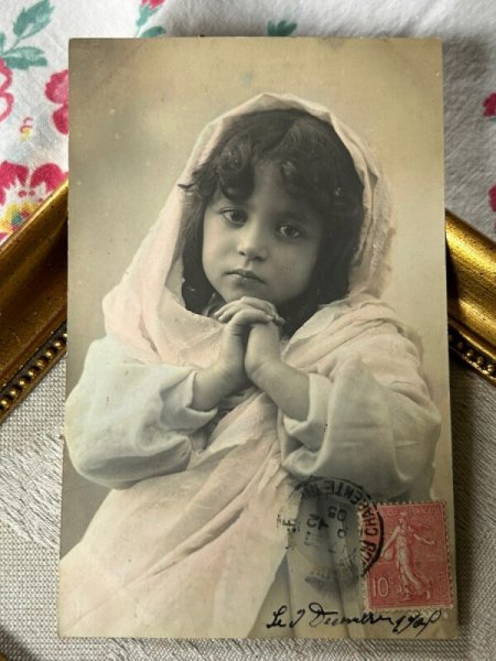 画像2: Postcard　アンティークポストカード　祈る女の子　フランス　1905年 (2)