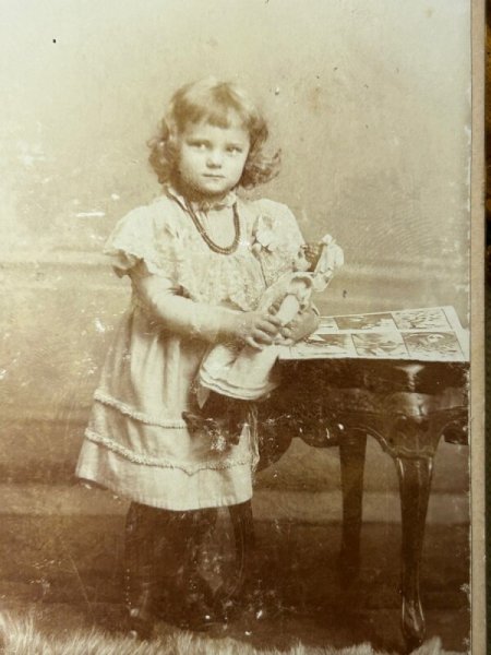 画像2: Vintage carte de visite　アンティーク　ミニ肖像写真　お人形と女の子　ベルリン　ドイツ (2)
