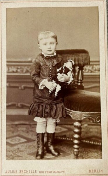 画像1: Vintage carte de visite　アンティーク　ミニ肖像写真　お人形さんと女の子　椅子　ドイツ (1)