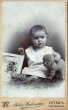 画像1: Vintage carte de visite　アンティーク　ミニ肖像写真　羊のぬいぐるみと絵本と赤ちゃん　ドイツ (1)