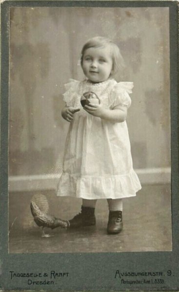 画像1: Vintage carte de visite　アンティーク　ミニ肖像写真　女の子とおもちゃ　ニワトリ　ボール　ドレスデン　ドイツ (1)