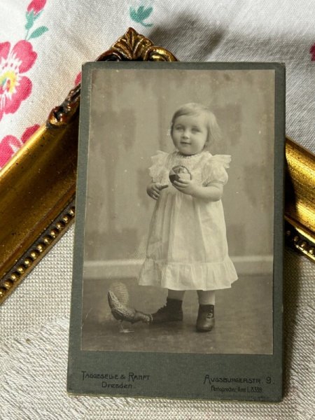 画像2: Vintage carte de visite　アンティーク　ミニ肖像写真　女の子とおもちゃ　ニワトリ　ボール　ドレスデン　ドイツ (2)