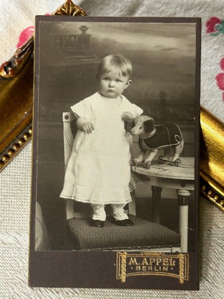 画像2: Vintage carte de visite　アンティーク　ミニ肖像写真　女の子とおもちゃ　犬のプルトイ　ハンブルグ　ドイツ　 (2)